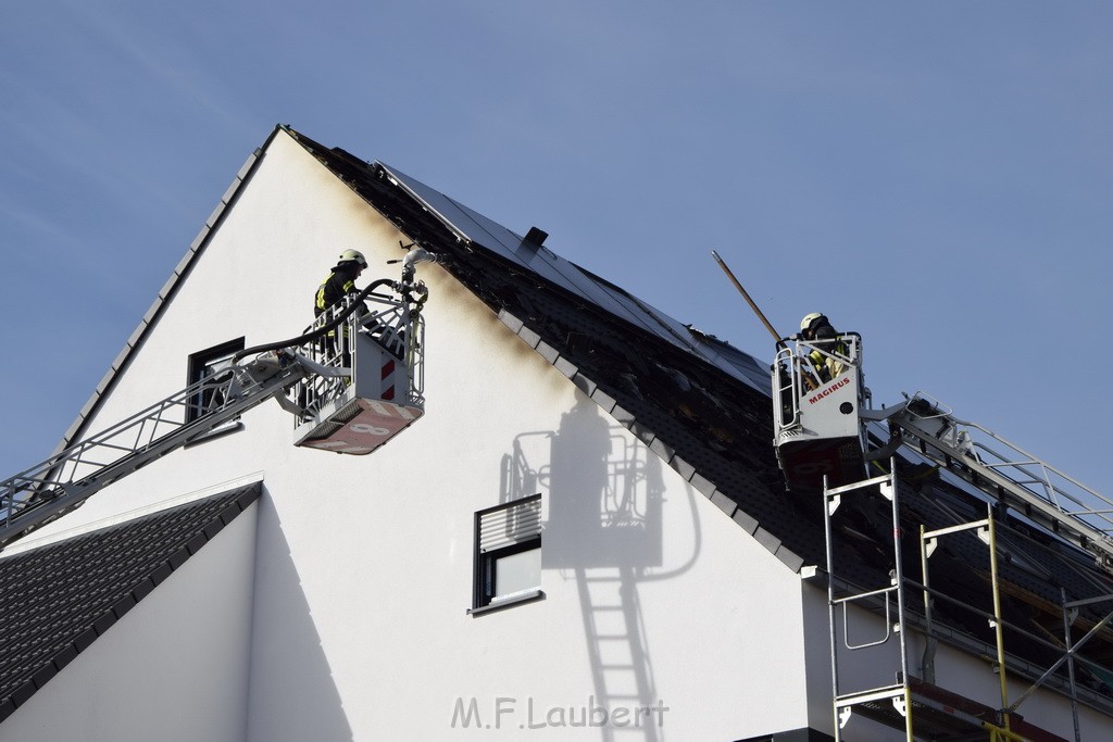 Feuer 2 Dachstuhl Koeln Dellbrueck Von der Leyen Str P101.JPG - Miklos Laubert